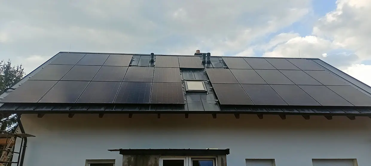 Dach z 29 panelami fotowoltaicznymi o łącznej mocy 14,5 kWp — instalacja zasilająca wallbox Pine Peak